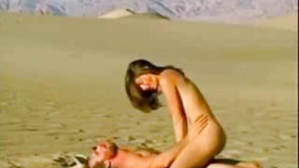 سیندی سینکلر بدن او را جلوی دوربین نوازش می کند سکس با مادر زن